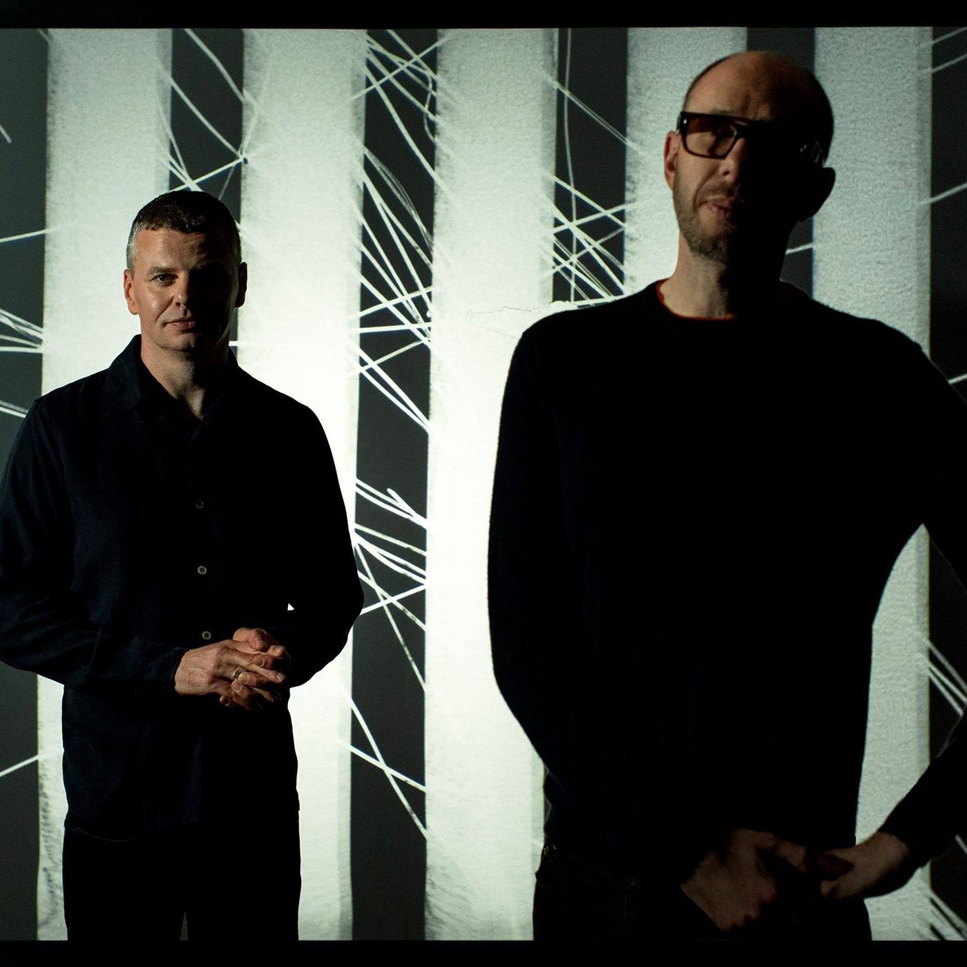 Chemical brothers фото. Chemical brothers. Chemical brothers фото. Ed simons chemical brothers. Tom rowlands.